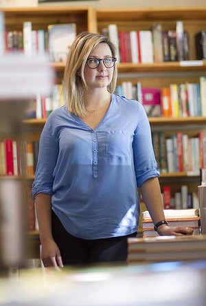 Portrait de Hannah Kent dans une librairie