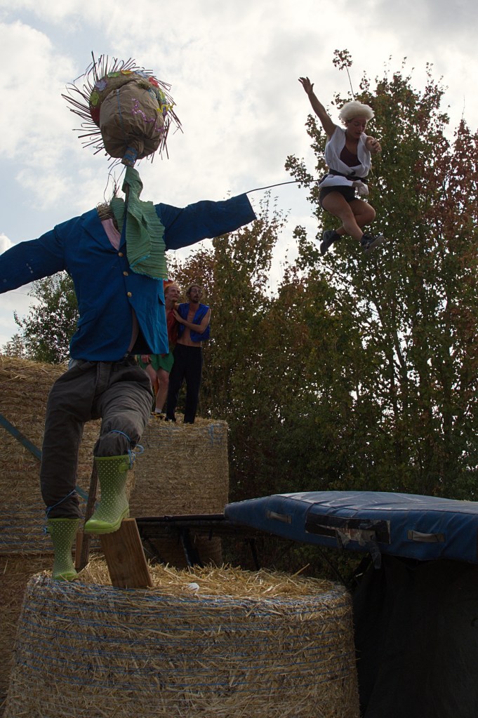Spectacle aux agrobatiques à la ferme en coton