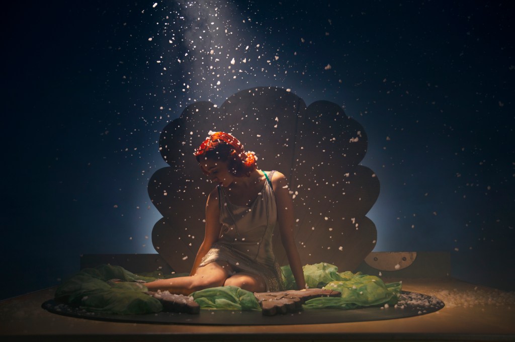 Image de La symphonie du temps qui passe, Daria Nelson dans une pause mélancolique sous la neige